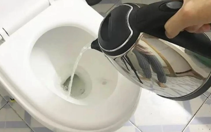 Mẹo thông bồn cầu bị nghẹt bằng nước nóng