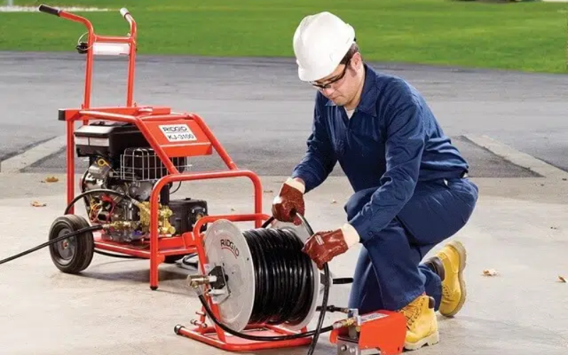 Thông cống nghẹt bằng máy áp lực cao