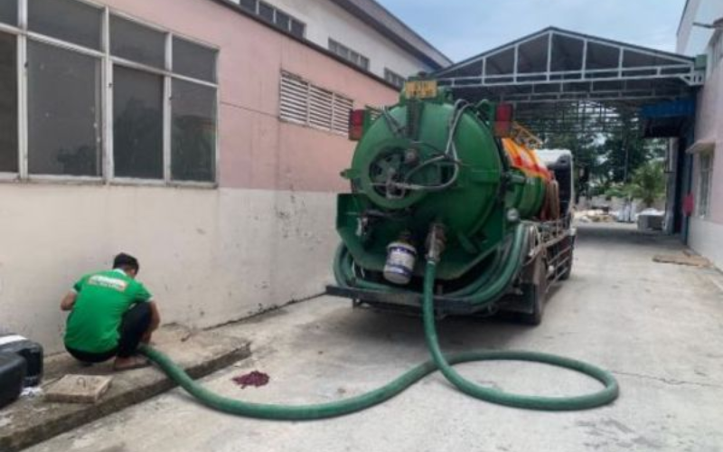 So sánh hút hầm cầu chân không và xe bồn truyền thống