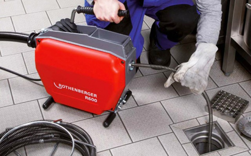 So sánh thông cống máy lò xo và áp lực cao