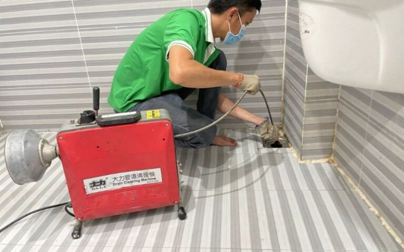 thông cống nghẹt bằng máy lò xo